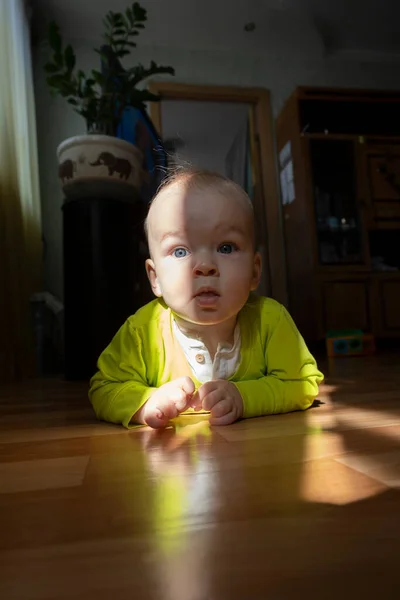 Anak Kecil Bawah Sinar Matahari — Stok Foto