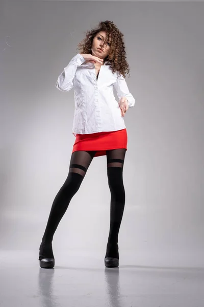 Slank Jong Meisje Een Wit Shirt Een Rode Rok Studio — Stockfoto