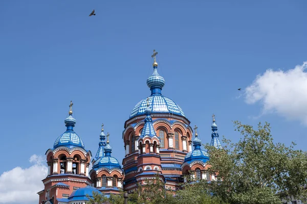 Kuppeln Einer Orthodoxen Kirche Vor Wolkenlosem Himmel Der Stadt Irkutsk — Stockfoto