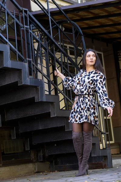 Flicka Klänning Poserar Bakgrunden Metalltrappa — Stockfoto
