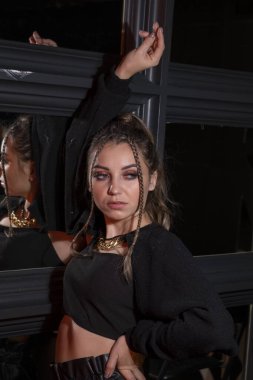 Aynaya poz veren esmer