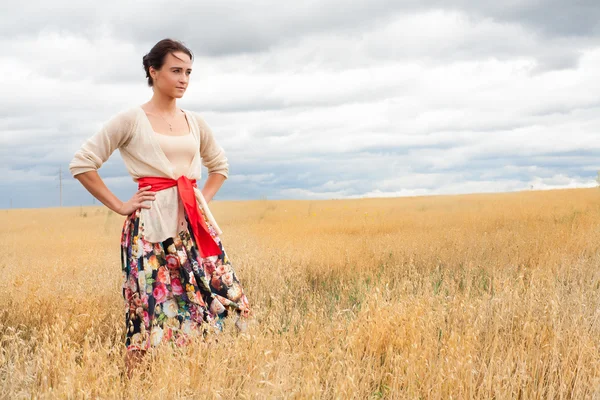 Fille dans le champ jaune — Photo