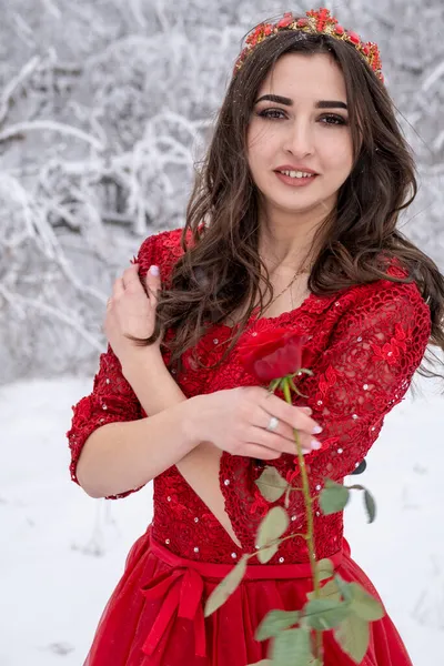Niña Con Vestido Rojo Con Una Rosa Posa Durante Nevada — Foto de Stock