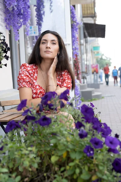 Brunette Met Lang Haar Zit Aan Een Tafel Een Café — Stockfoto