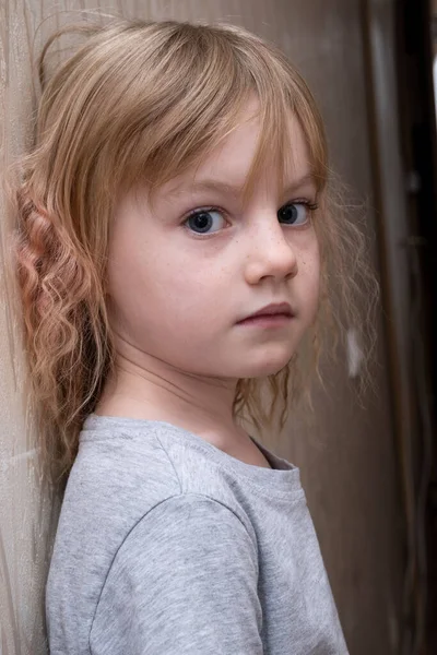 Kıvırcık Saçlı Yüzünde Çiller Olan Küçük Bir Kız — Stok fotoğraf