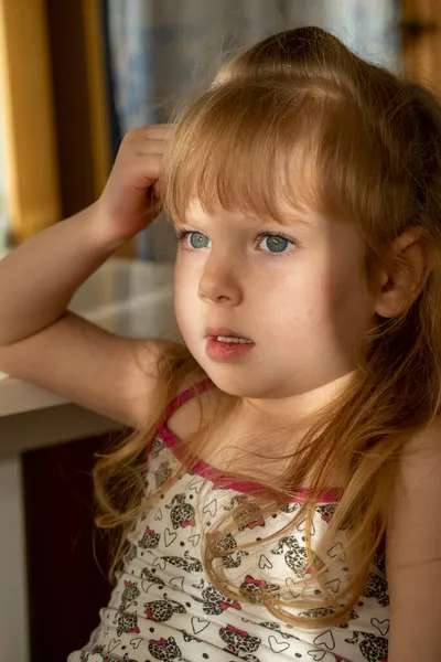 Маленькая Девочка Веснушками Сидит Белым Столом — стоковое фото