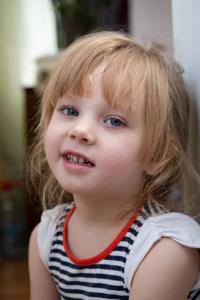 Duygusal Küçük Kız Doğal Işık Altında Çekim Yapmak — Stok fotoğraf