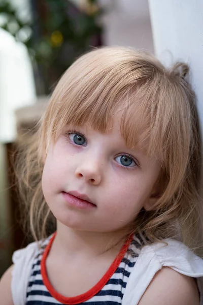 Uma Menina Emotiva Tiro Luz Natural Fotografia De Stock