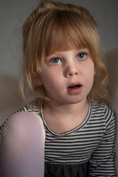 Duygusal Küçük Kız Doğal Işık Altında Çekim Yapmak — Stok fotoğraf