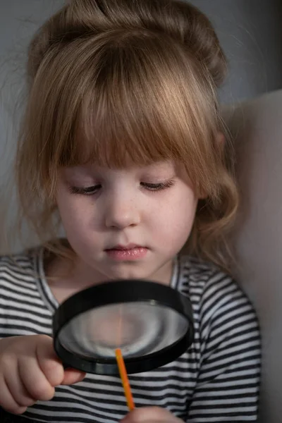 Emotioneel Klein Meisje Schieten Natuurlijk Licht — Stockfoto