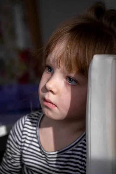Эмоциональная Маленькая Девочка Стрельба Естественном Освещении — стоковое фото