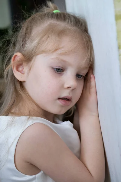 Mała Dziewczynka Pozuje Pokoju Obok Ściany — Zdjęcie stockowe
