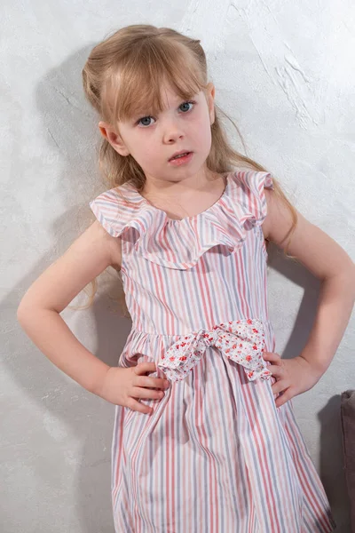 Mała Dziewczynka Pozuje Pokoju Obok Ściany — Zdjęcie stockowe