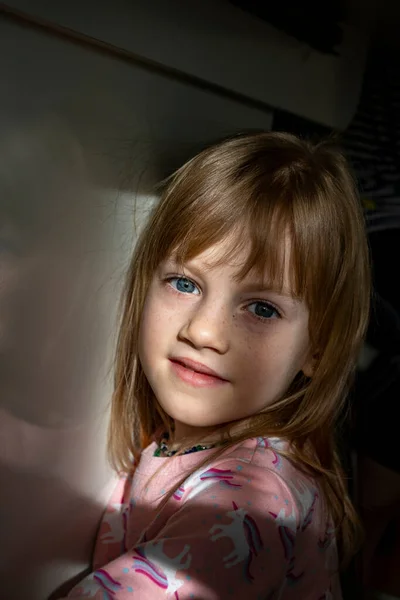Retrato Uma Menina Raio Sol Brilhante — Fotografia de Stock