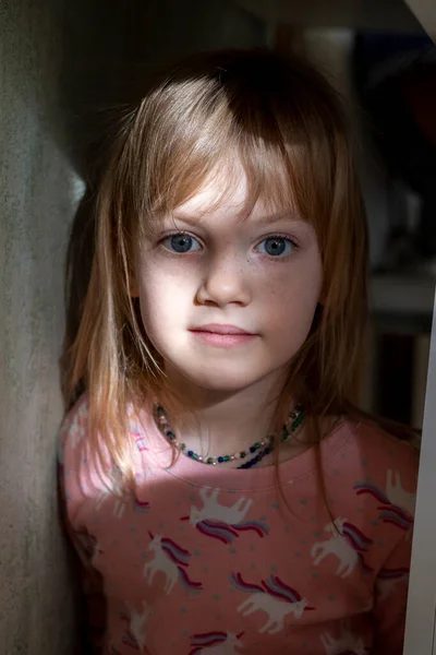 Retrato Uma Menina Raio Sol Brilhante — Fotografia de Stock