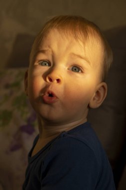 Gün ışığının altında duygusal bir çocuk.