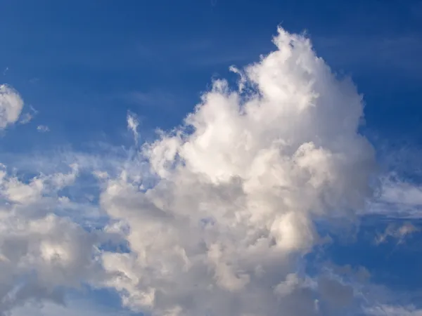 Фон с облачного неба — стоковое фото