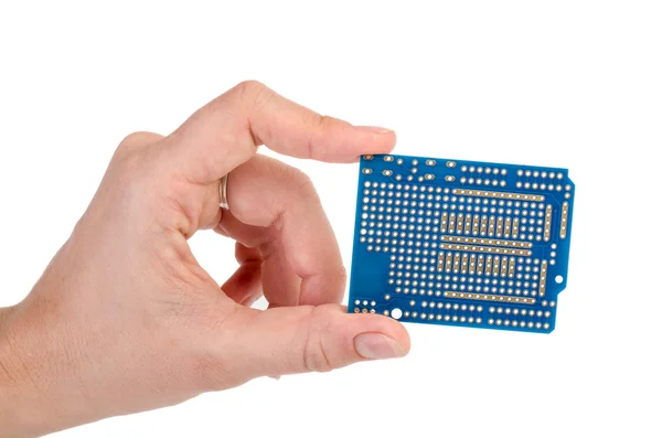 Prototipagem azul PCB em uma mão — Fotografia de Stock