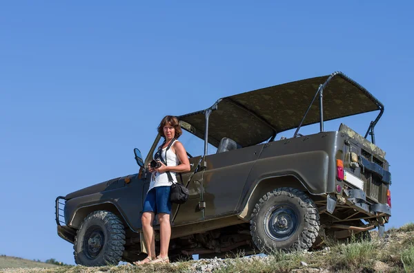 Fotografin in der Nähe eines sowjetischen Jeeps — Stockfoto