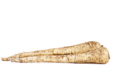 Beyaz arka planda izole edilmiş iki taze havuç kökü..