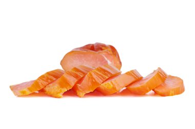 Dilimlenmiş tütsülenmiş tavuk eti beyaz arka planda izole edilmiş.