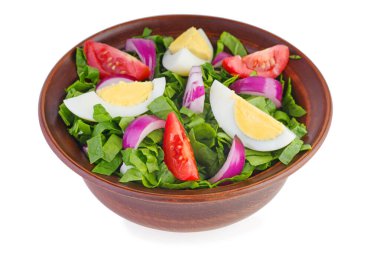 Salatalı kil kase (ıspanak, yumurta, soğan, domates). Sığ DOF. Odaklanma noktası - resmin alt kısmı