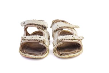 Beyaz arkaplanda izole edilmiş eski sandaletler