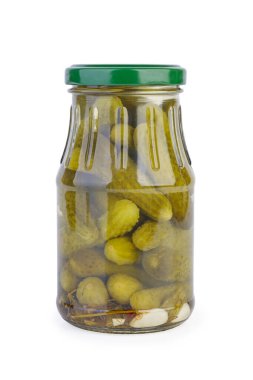 Beyaz zemin üzerinde salatalık turşusu olan cam kavanoz.