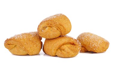 Beyaz arka planda reçelli dört tatlı rulo kurabiye.