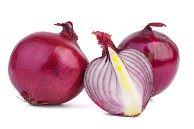 Mor soğanlar (tam ve yarım) beyaz arkaplanda izole edilmiş