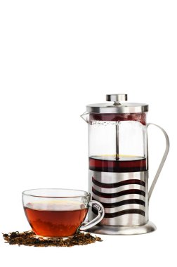 Bir fincan siyah çay ve beyaz arka planda izole edilmiş Fransız presi.