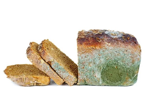 Gesneden Brood Van Roggebrood Met Schimmel Geïsoleerd Witte Achtergrond — Stockfoto