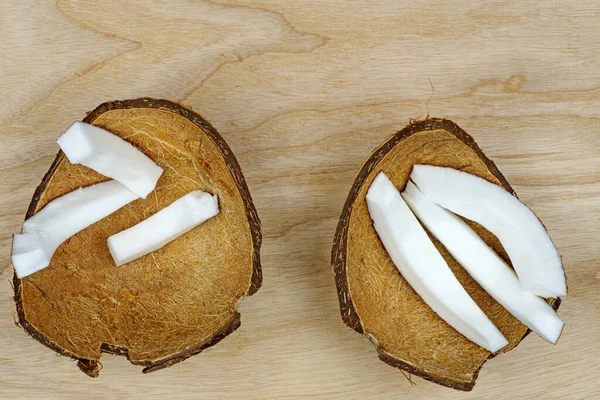 Pedaços Coco Sobre Fundo Madeira — Fotografia de Stock