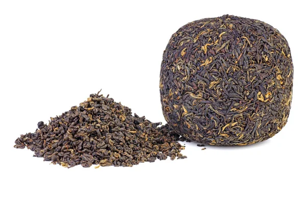 Stos Kula Wciśnięty Duży Liść Czarny Chiński Herbaty Izolowane Białym — Zdjęcie stockowe
