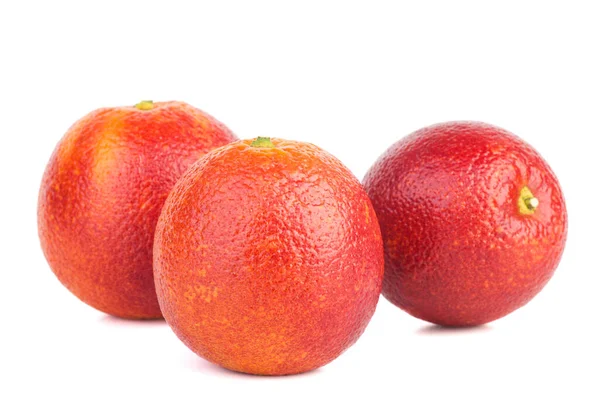 Tres Naranjas Rojas Sanguinolentas Aisladas Sobre Fondo Blanco — Foto de Stock