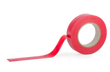 Beyaz arkaplanda izole edilmiş kırmızı yalıtım bandı rulosu