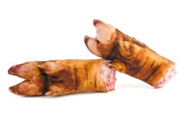Beyaz arka planda izole edilmiş iki çiğ domuz paçası