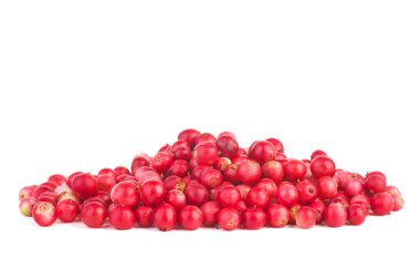 Beyaz arkaplanda izole edilmiş kırmızı inek böğürtleni yığını