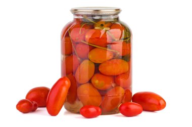Beyaz arka planda ev yapımı domates turşulu cam kavanoz.