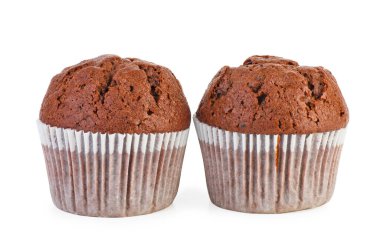 Beyaz arka planda iki ev yapımı çikolatalı kek.