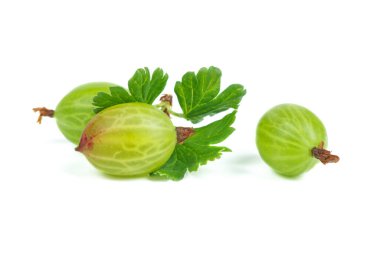 Taze yeşil bektaşi üzümleri beyaza izole edilmiş.