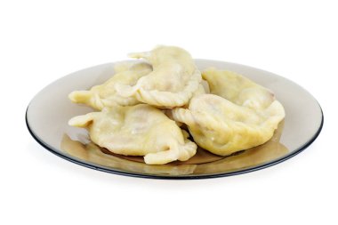 Beyaz arka planda izole edilmiş cam plaka üzerinde geleneksel Ukrayna kiraz sönümlemeleri ile tabak