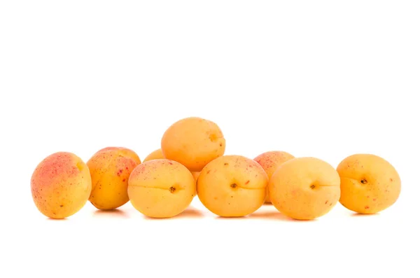 Einige Aprikosenbeeren Isoliert Auf Weißem Hintergrund — Stockfoto