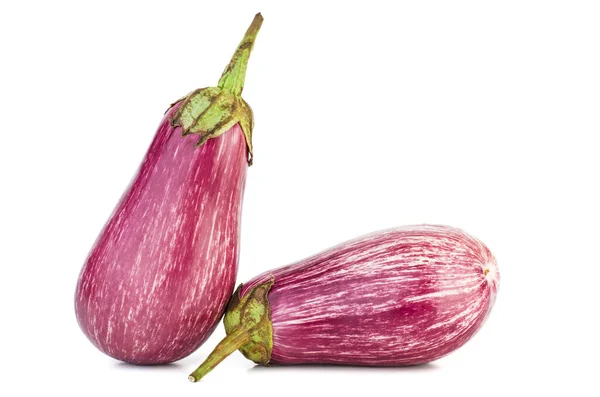 两种不同的紫色茄子 在白色背景上分离 — 图库照片
