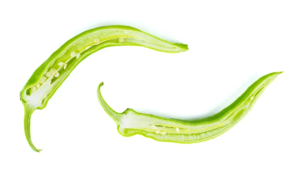 Peperoncino Piccante Verde Tagliato Fette Mezzo Isolato Fondo Bianco — Foto Stock