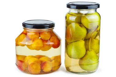 Kayısı ve armutlar cam kavanozda, beyaz arkaplanda izole edilmiş.