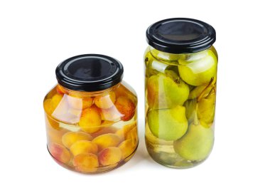 Kayısı ve armutlar cam kavanozda, beyaz arkaplanda izole edilmiş.