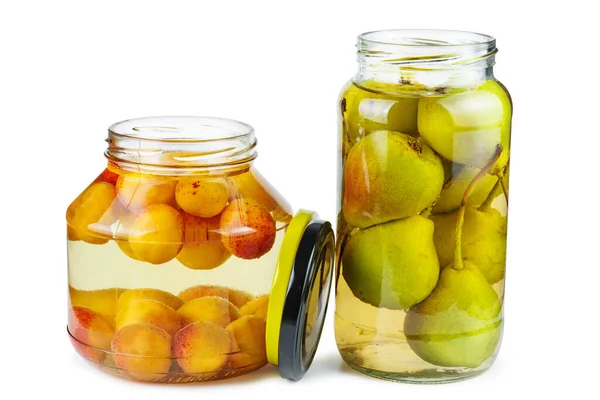 用玻璃瓶盛装杏仁和梨子 白色背景隔离 — 图库照片