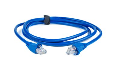 arkaplan Mavi ethernet (bakır, RJ45) beyaz arkaplanda izole edilmiş yama kablosu