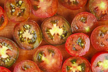 Dilimlenmiş kahverengi domates beyaz arkaplanda izole edilir.